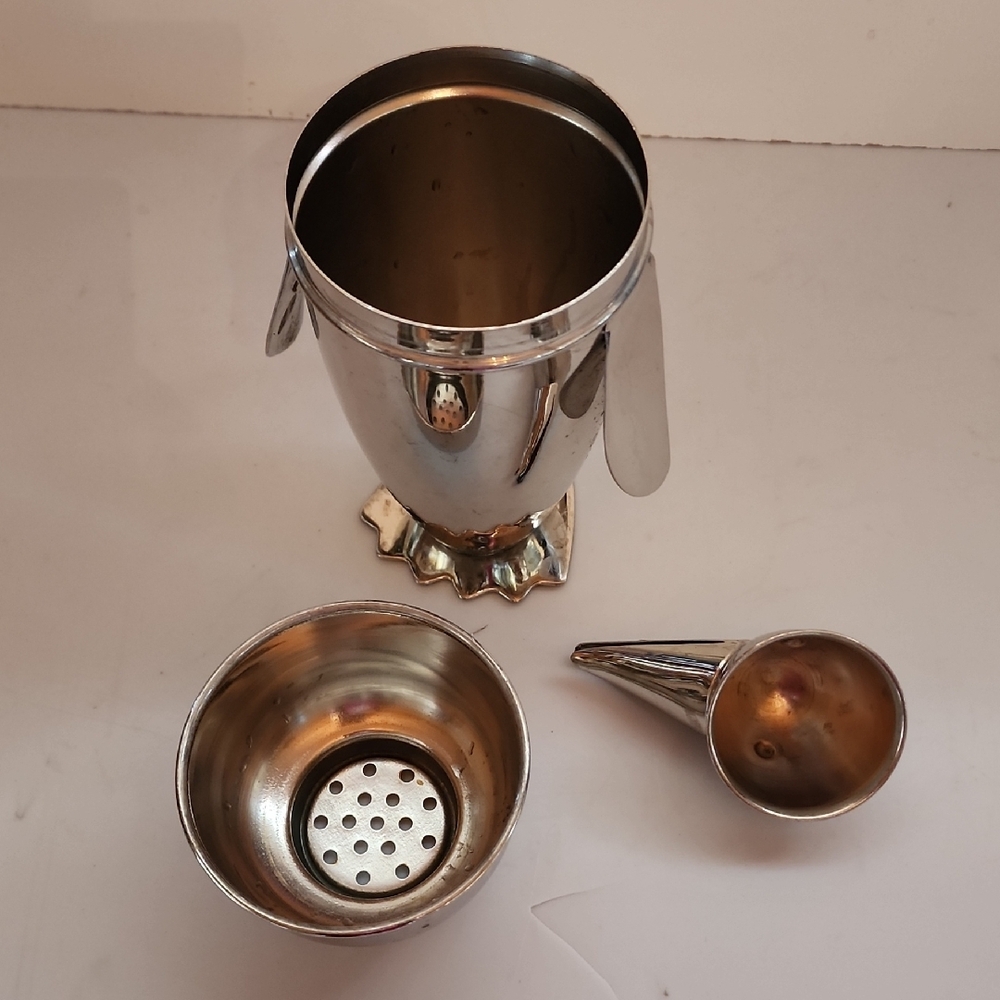 Stainless Steel Penguin Cocktail Shaker. - Picture 4 of 11